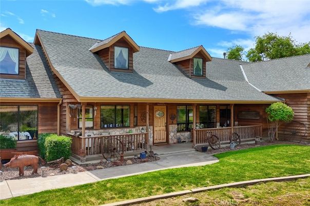 Exterior, Facade, Log Home