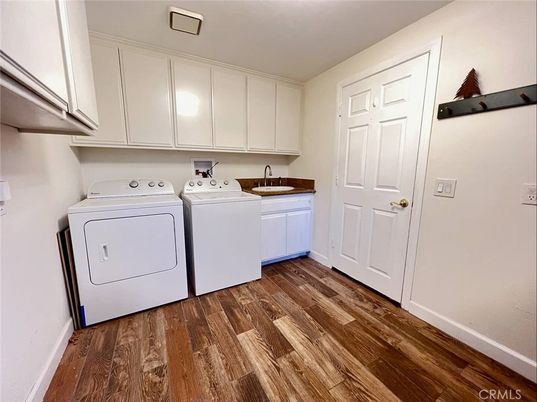 Interior, Utility Closets, Washer, Wood Texture Flooring
