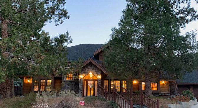 Exterior, Facade, Log Home