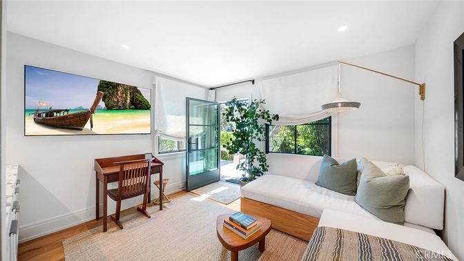 Interior, Living room, Pendant Lights, Recessed Lighting, Wood Texture Flooring