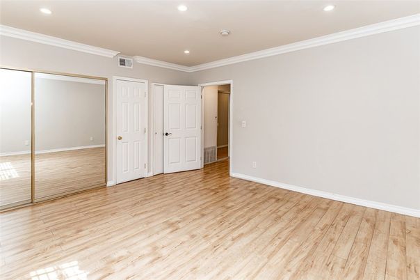 Empty room, Interior, Recessed Lighting, Wood Texture Flooring