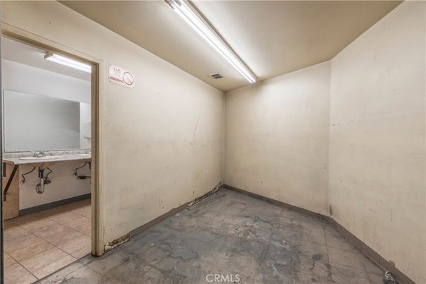Empty room, Interior