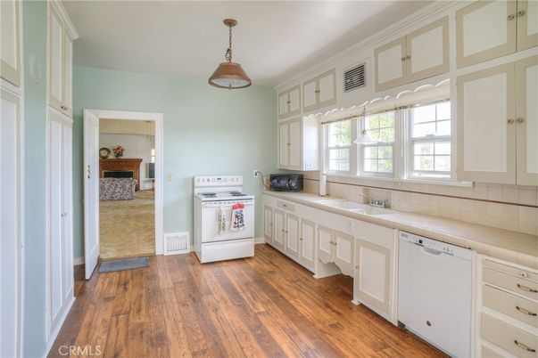 Interior, Kitchen, Pendant Lights, Wood Texture Flooring