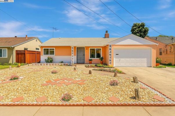 Attached, Exterior, Facade, Ranch