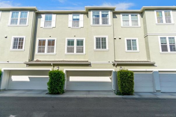Attached, Exterior, Facade, Rowhouse
