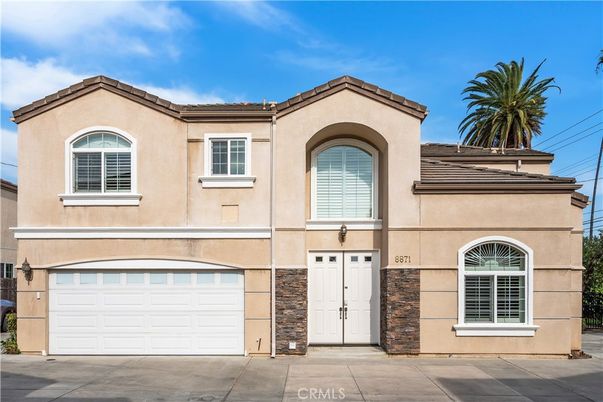 Attached, Exterior, Facade, Mediterranean