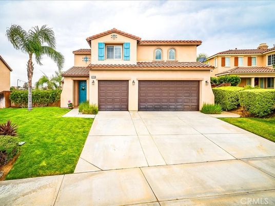 Attached, Exterior, Facade, Mediterranean