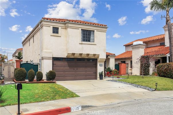 Attached, Exterior, Facade, Mediterranean