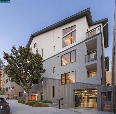 Exterior, Facade, Modern