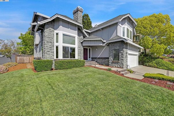 Attached, Exterior, Facade, American Craftsman