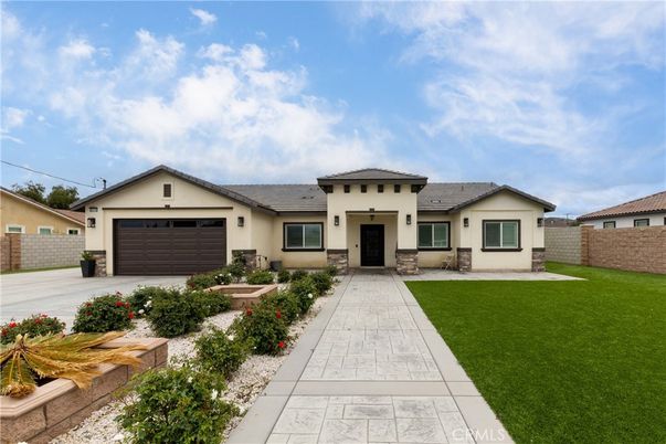 Attached, Exterior, Facade, Ranch