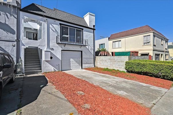 Attached, Exterior, Facade, Rowhouse
