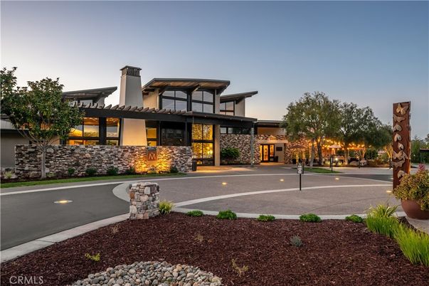 Exterior, Facade, Modern