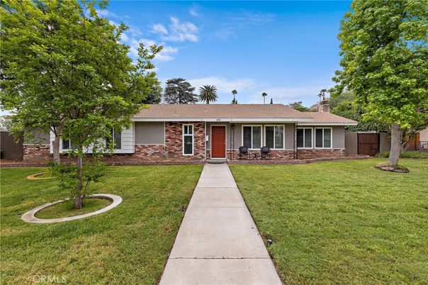 Backyard, Exterior, Facade, Brick Facade, Ranch