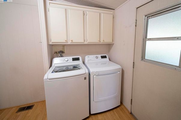 Interior, Washer, Wood Texture Flooring