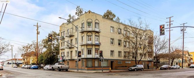 Exterior, Facade, Rowhouse