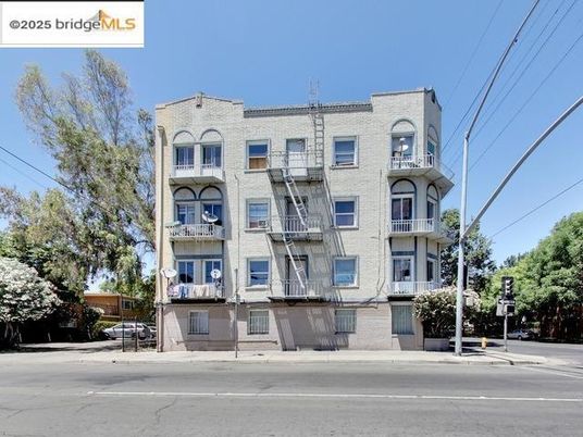 Exterior, Facade, Rowhouse