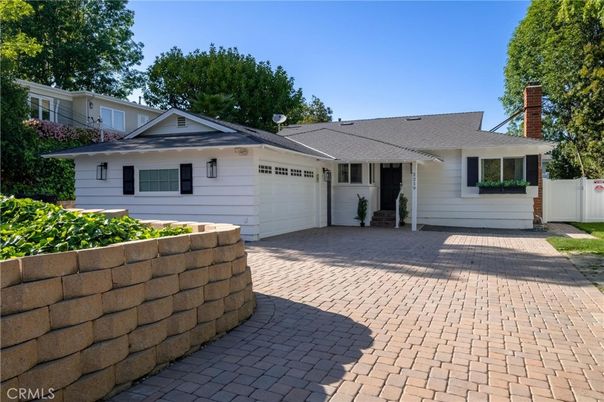 Attached, Exterior, Facade, Ranch