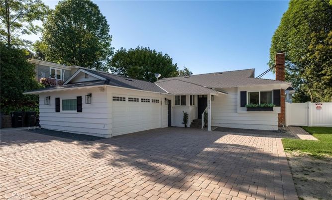 Attached, Exterior, Facade, Ranch