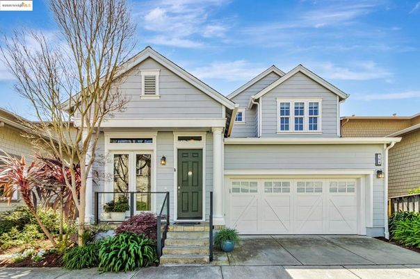 Attached, Exterior, Facade, American Craftsman