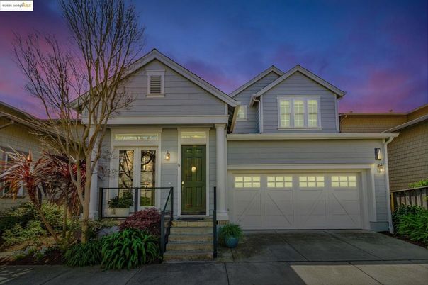 Attached, Exterior, Facade, American Craftsman