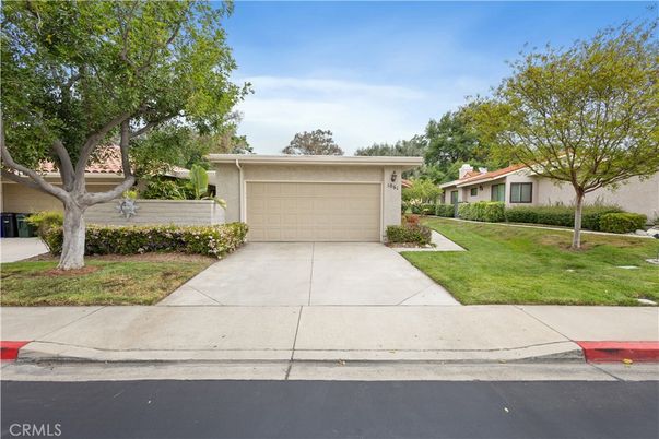 Attached, Exterior, Facade, Ranch