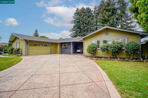 Attached, Exterior, Facade, Ranch