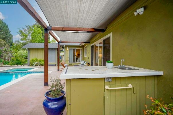 Exterior, Pool