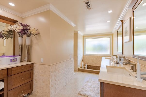 Bathroom, Dual Sink Vanities, Interior, Recessed Lighting