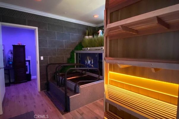 Interior, Recessed Lighting, Wood Texture Flooring