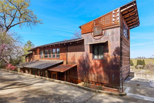 Exterior, Facade, Pool, Log Home