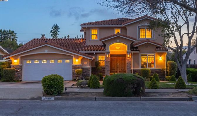 Attached, Exterior, Facade, Mediterranean