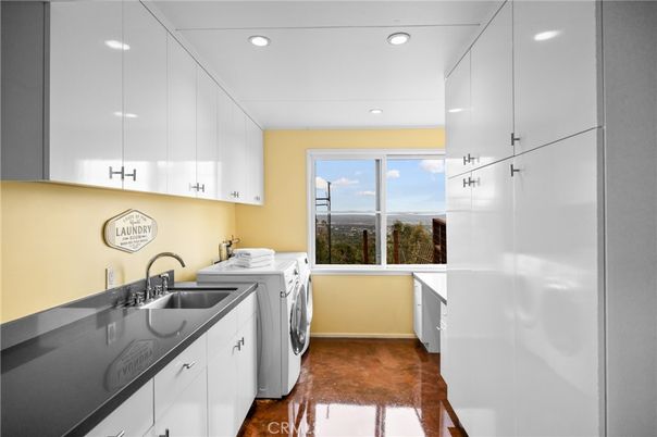 Interior, Recessed Lighting, Washer, Wood Texture Flooring