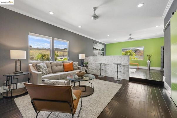Fitness Equipment, Interior, Living room, Recessed Lighting, Wood Texture Flooring