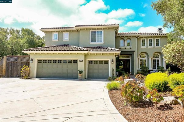 Attached, Exterior, Facade, Mediterranean