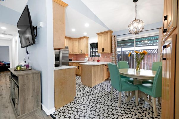 Dining room, Interior, Kitchen, Pendant Lights, Recessed Lighting, Stainless Steel Appliances