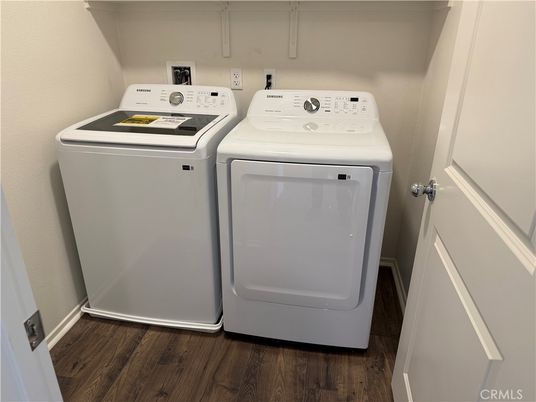 Interior, Washer, Wood Texture Flooring