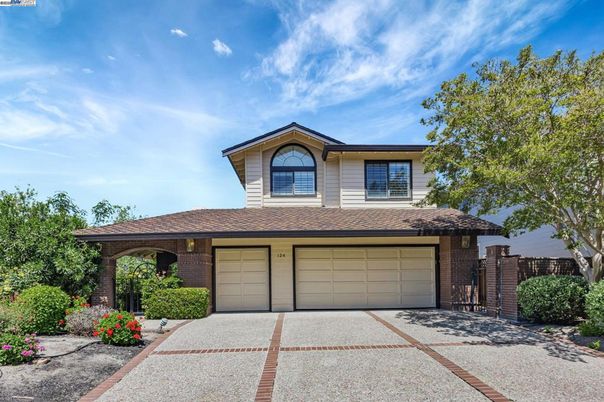 Attached, Exterior, Facade, Ranch
