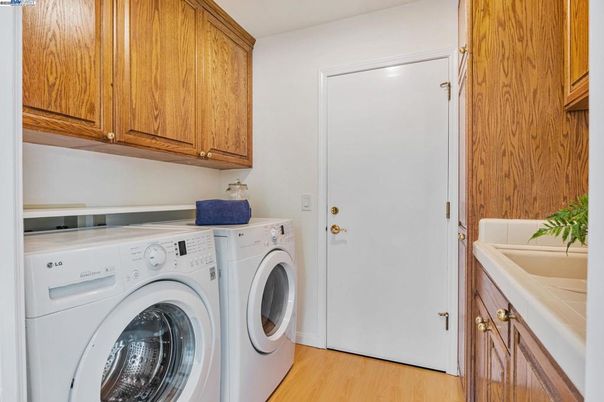 Interior, Washer, Wood Texture Flooring