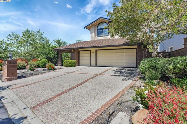 Attached, Exterior, Facade, Ranch