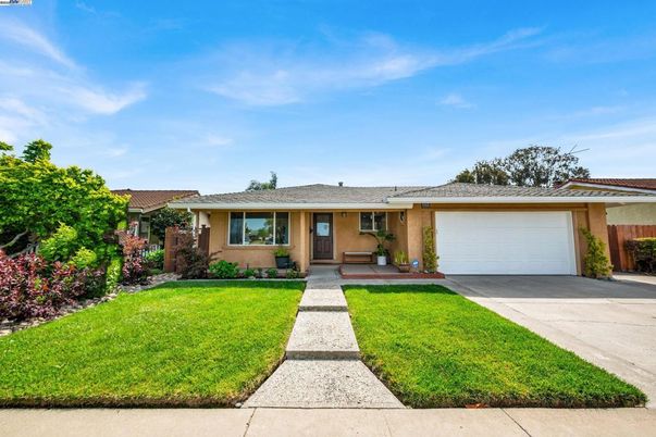 Attached, Exterior, Facade, Ranch