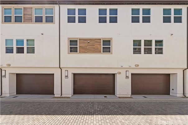 Attached, Exterior, Facade, Rowhouse