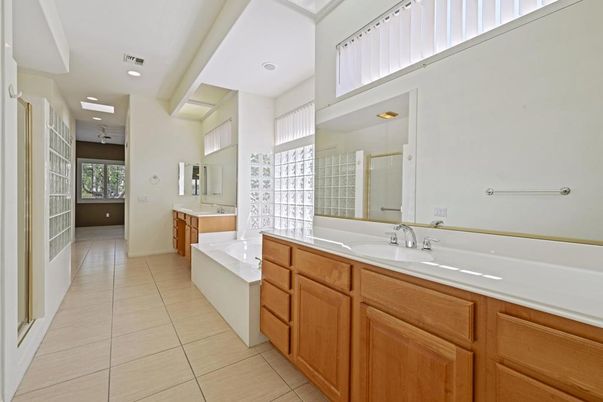 Bathroom, Dual Sink Vanities, Interior, Recessed Lighting