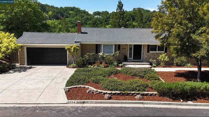 Attached, Exterior, Facade, Ranch
