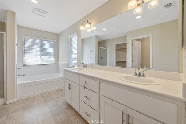 Bathroom, Dual Sink Vanities, Interior, Recessed Lighting