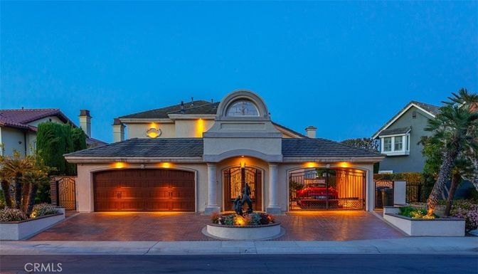 Attached, Exterior, Facade, Mediterranean
