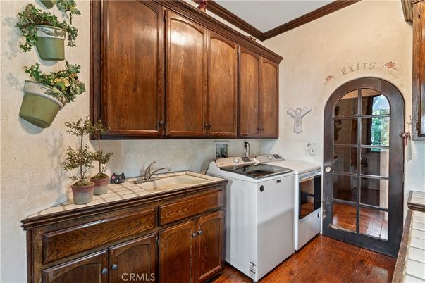 Interior, Washer, Wood Texture Flooring