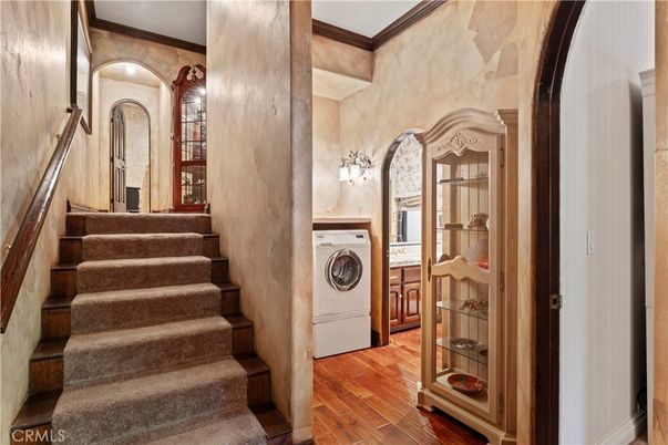 Interior, Utility Closets, Washer, Wood Texture Flooring