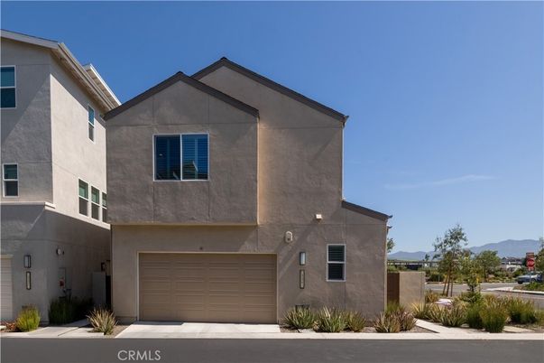 Attached, Exterior, Facade, Modern