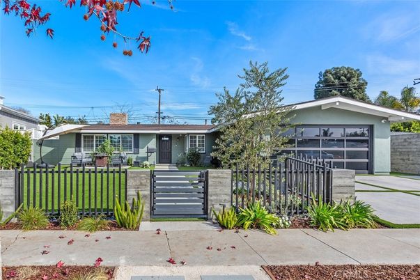 Attached, Exterior, Facade, Ranch